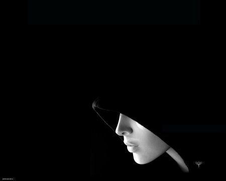 Девушка в капюшоне