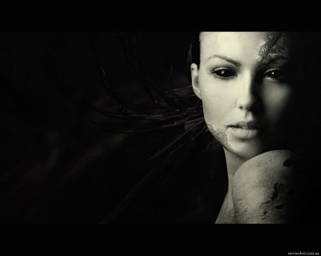 Портрет девушки на черном фоне