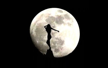 На фоне луны