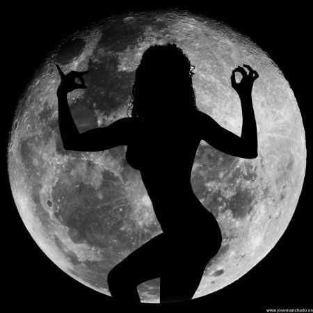 Девушка на фоне луны