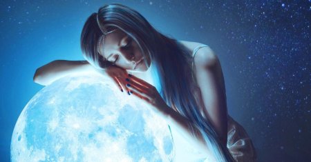 Девушка на луне