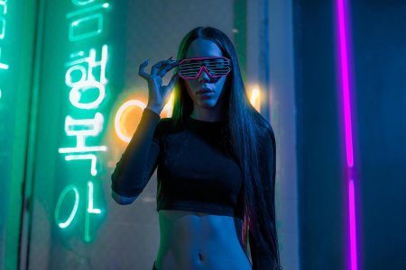 Девушка неон
