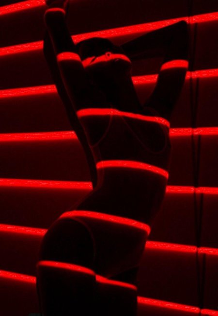 Девушка в фиолетовом неоне