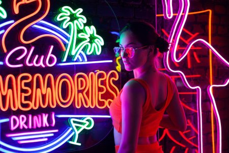 Девушка неон