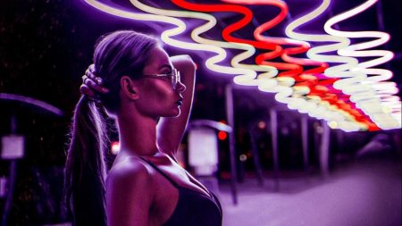 Девушка в неоне