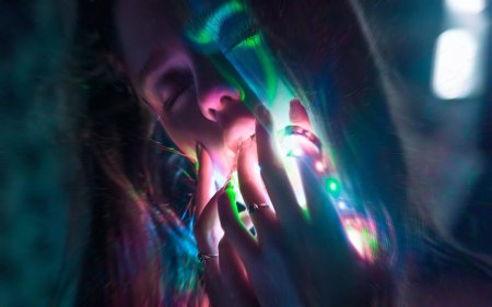 Девушка в неоне