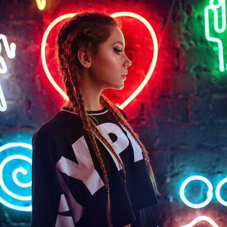 Неон девушка