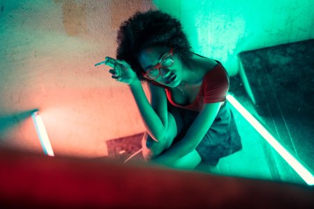 Девушка в неоне