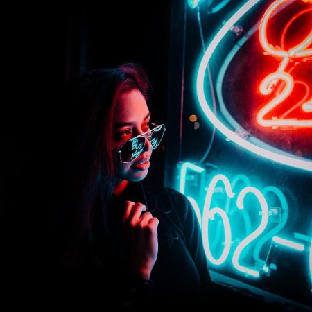 Неон девушка