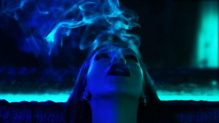 Девушка в неоне