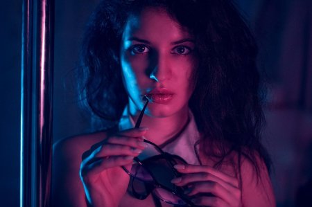 Портрет в неоновом свете