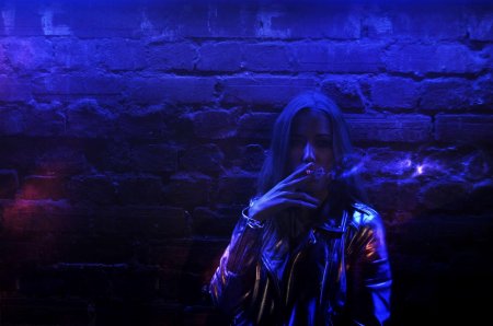 Девушка в неоне