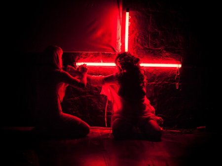 Девушка в неоне