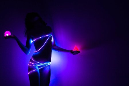 Девушка в неоне