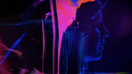 Девушка в неоне