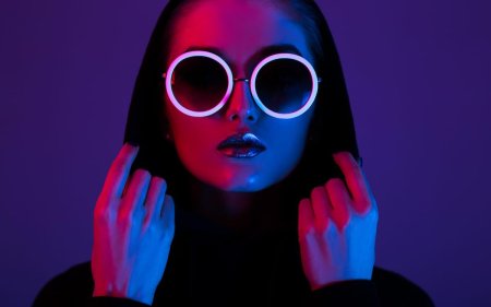 Женщина неон