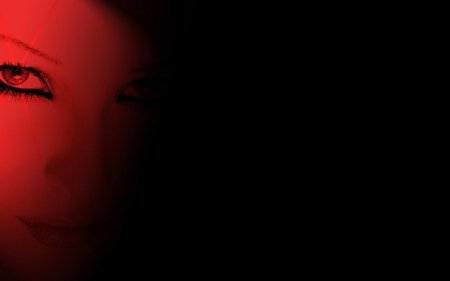 Лицо девушки на черном фоне