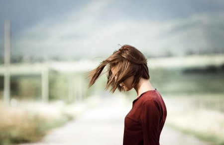 Девушка с каре со спины