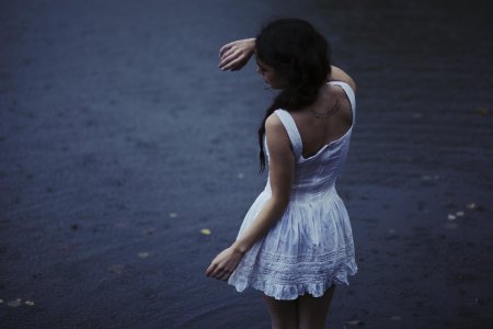 Девушка в платье со спины