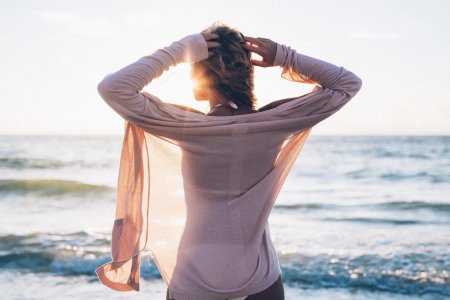 Со спины девушка