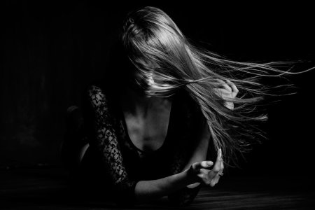 Девушка черно белая