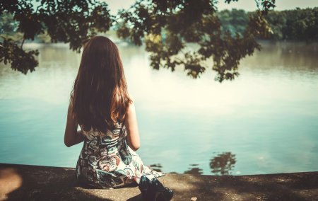 Со спины девушка