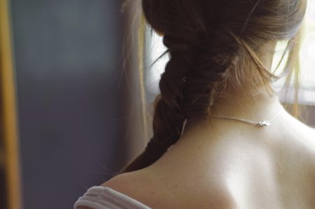Волосы на шее у девушки сзади