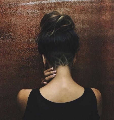 Девушка с каре со спины