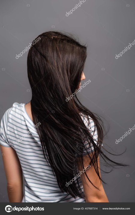 Брюнетка с длинными волосами