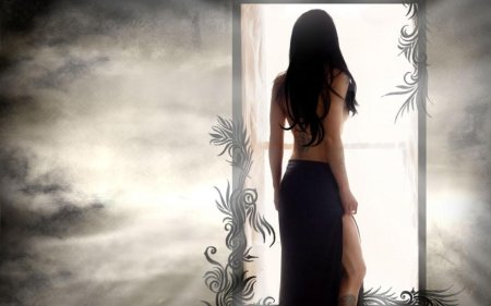 Уходящая девушка