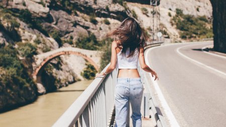 Девушка на дороге со спины