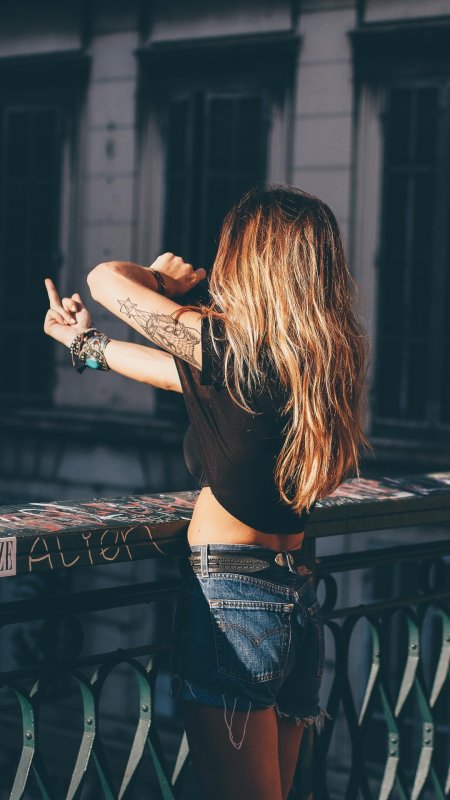 Девушка с татуировками