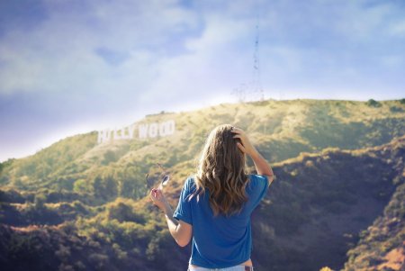 Девушка на фоне голливуда