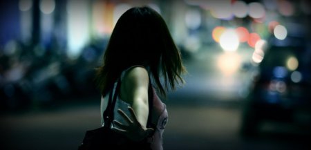 Брюнетка с каре со спины