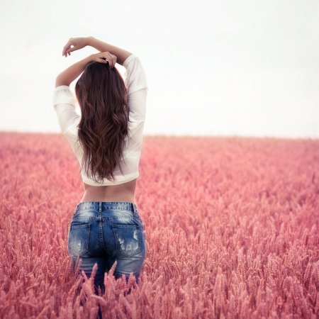 Девушка в поле