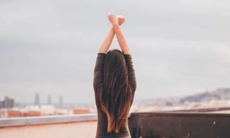 Брюнетка со спины