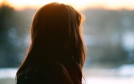 Со спины девушка