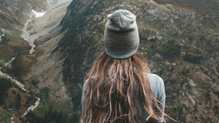 Девушка в горах