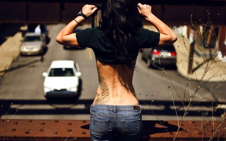 Брюнетка со спины