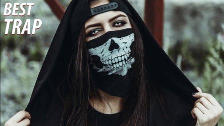 Девушка в маске