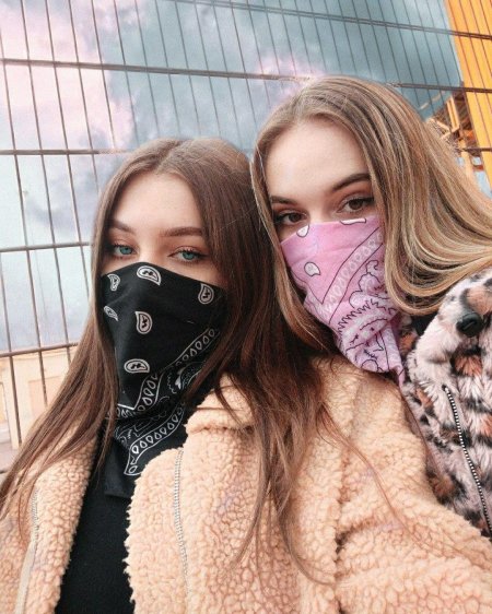 Девушка в бандане на лице