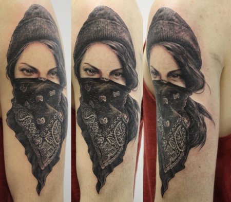 Тату девушка с банданой на лице