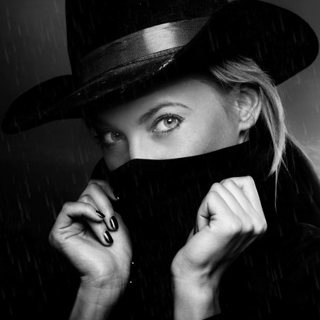 Девушка в черной шляпе