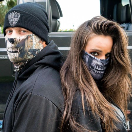 Девушка в бандане на лице