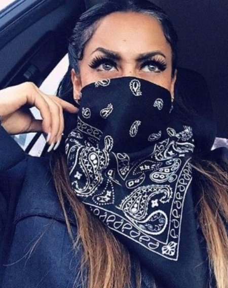 Девушка в бандане на лице