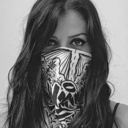 Девушка в бандане на лице