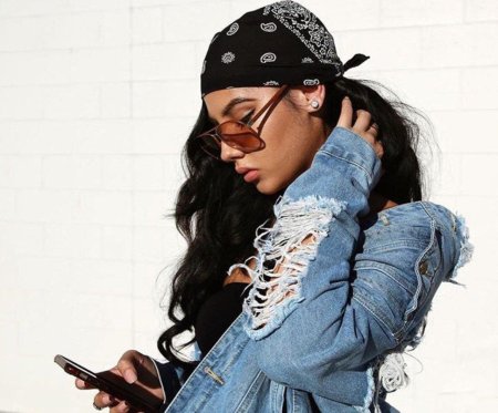 Девушка в бандане