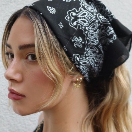 Девушка в бандане