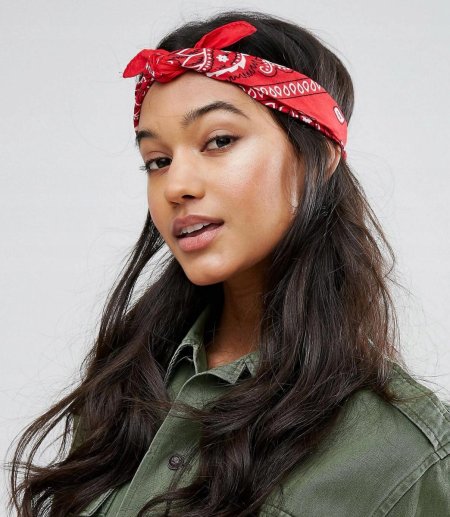 Завязать бандану на голове девушке