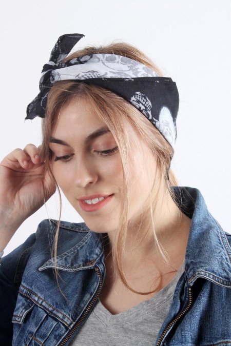 Завязать бандану на голове девушке
